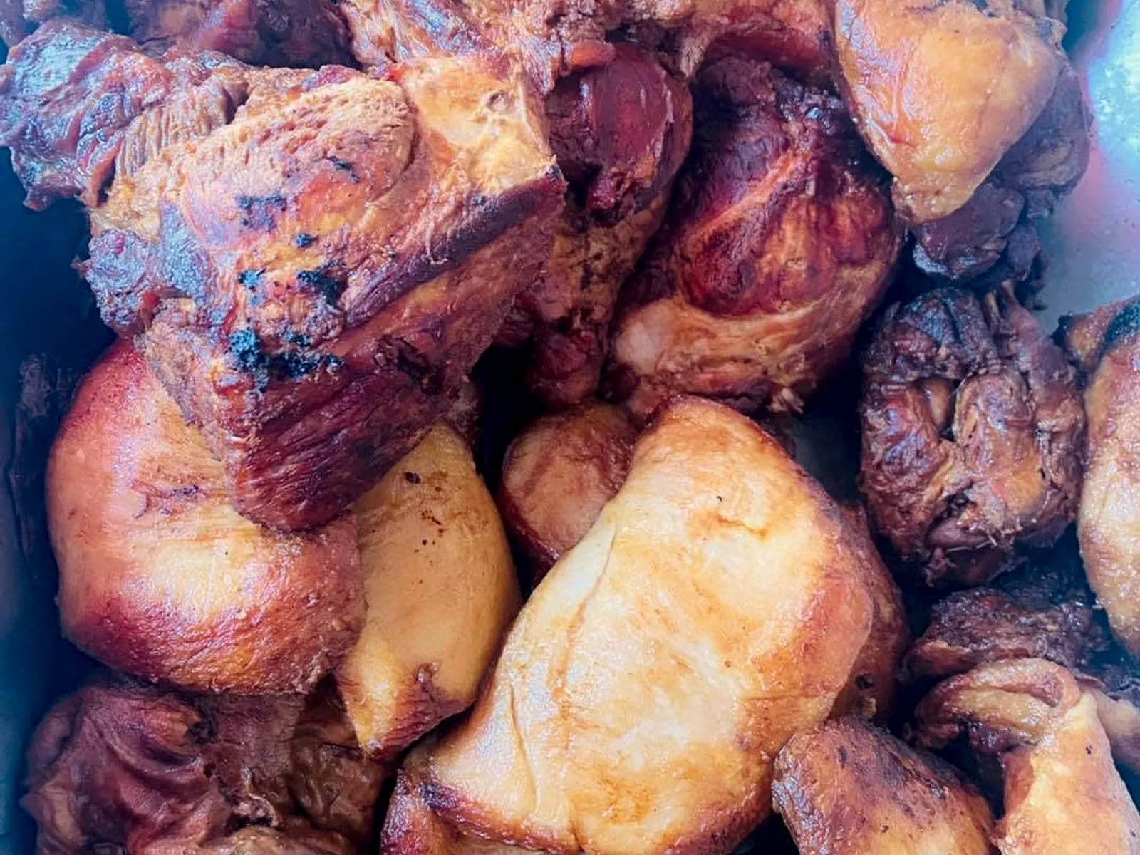Bandeja con distintos cortes de carnitas recién preparados
