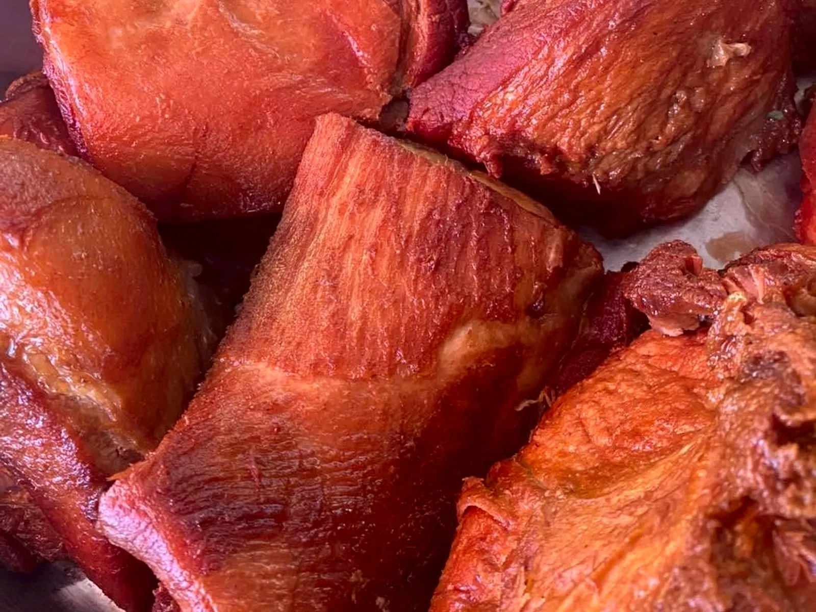 Carnitas recién hechas en bandeja, listas para servir