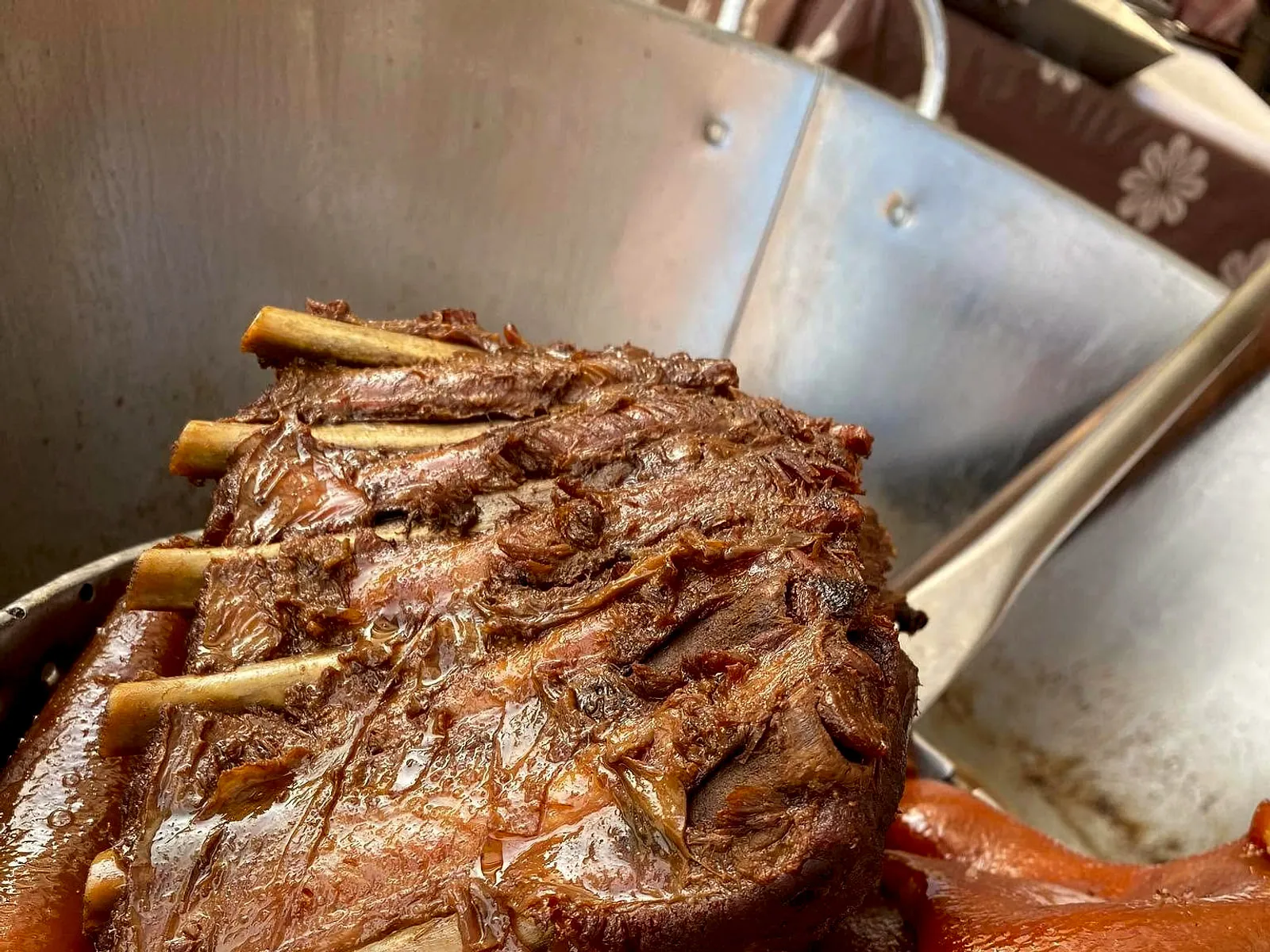 Costilla y cueritos glaseados recién salidos del cazo