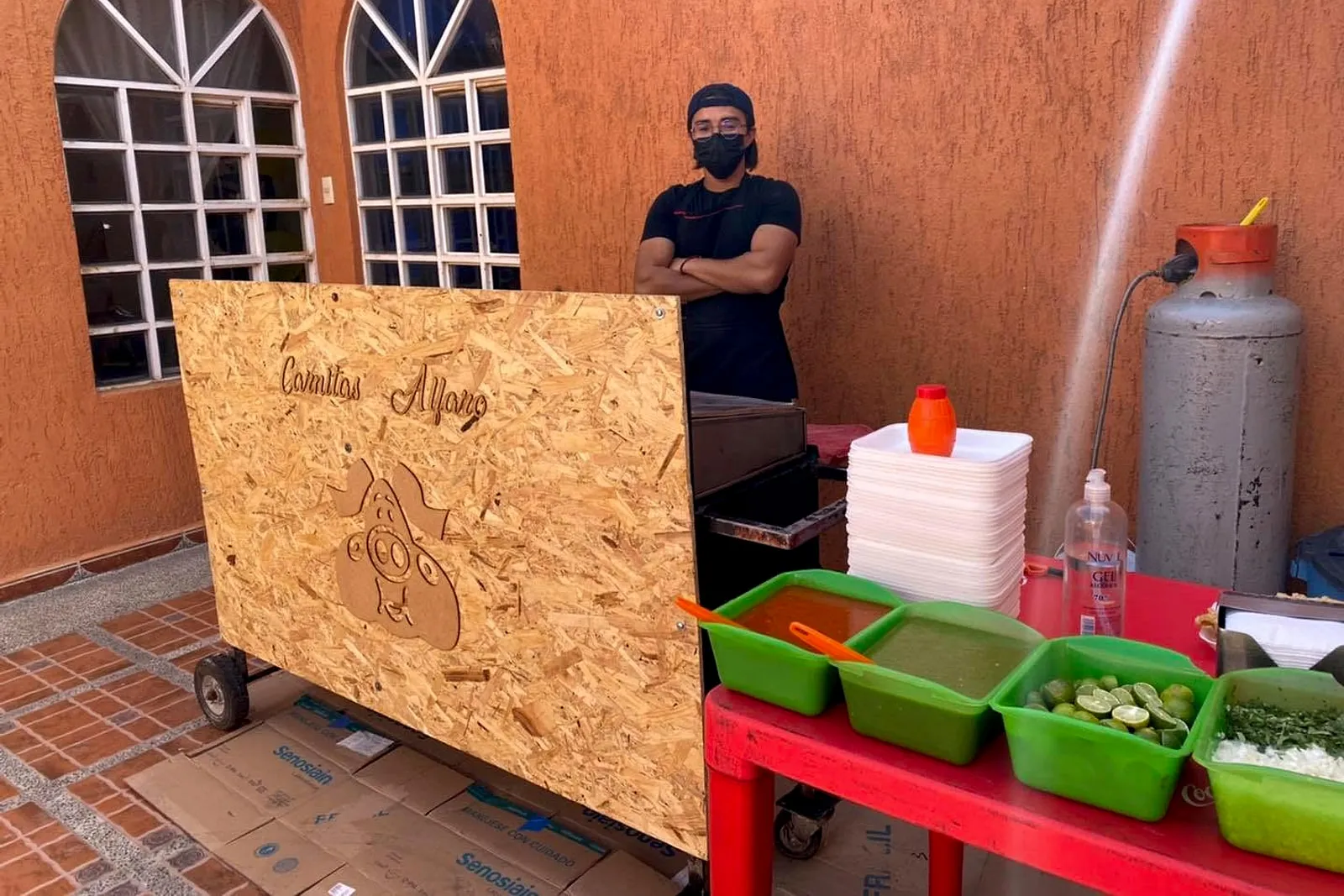 Carrito de tacos de Carnitas Alfaro con el logotipo grabado en madera