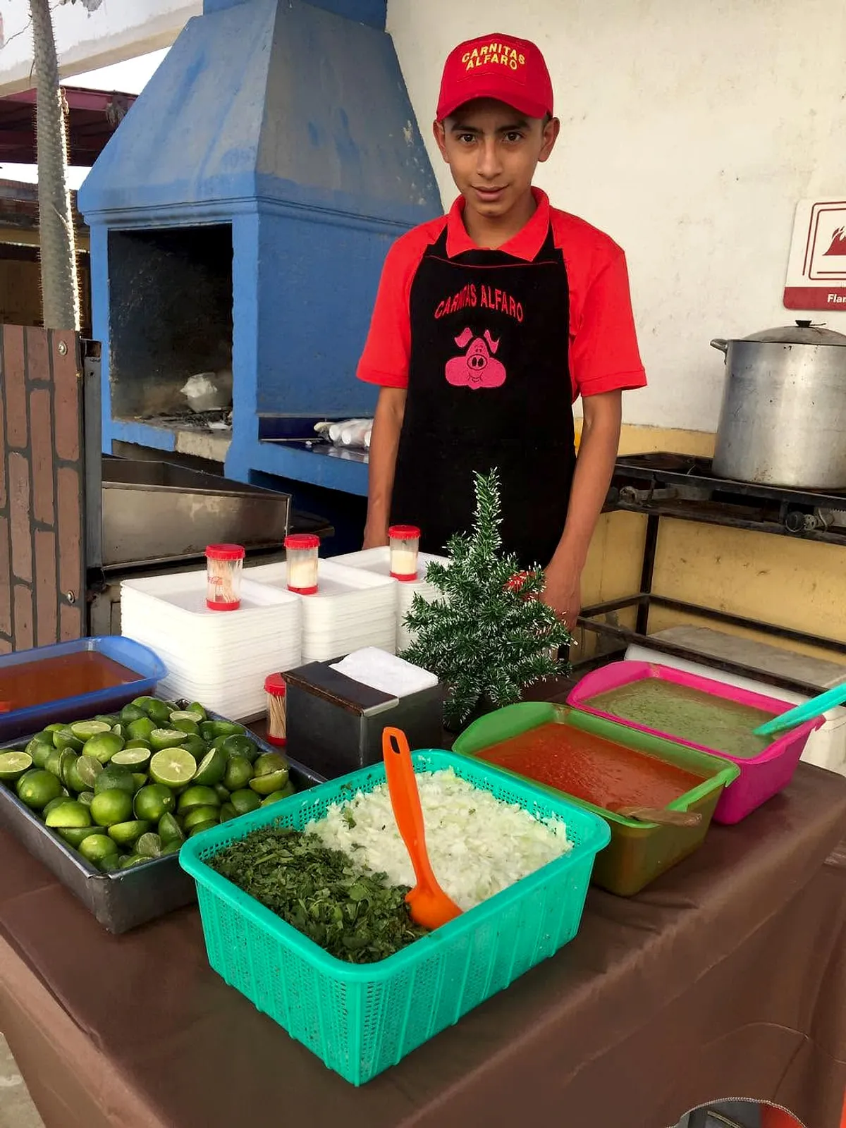 Colaborador de Carnitas Alfaro atendiendo un puesto en un evento