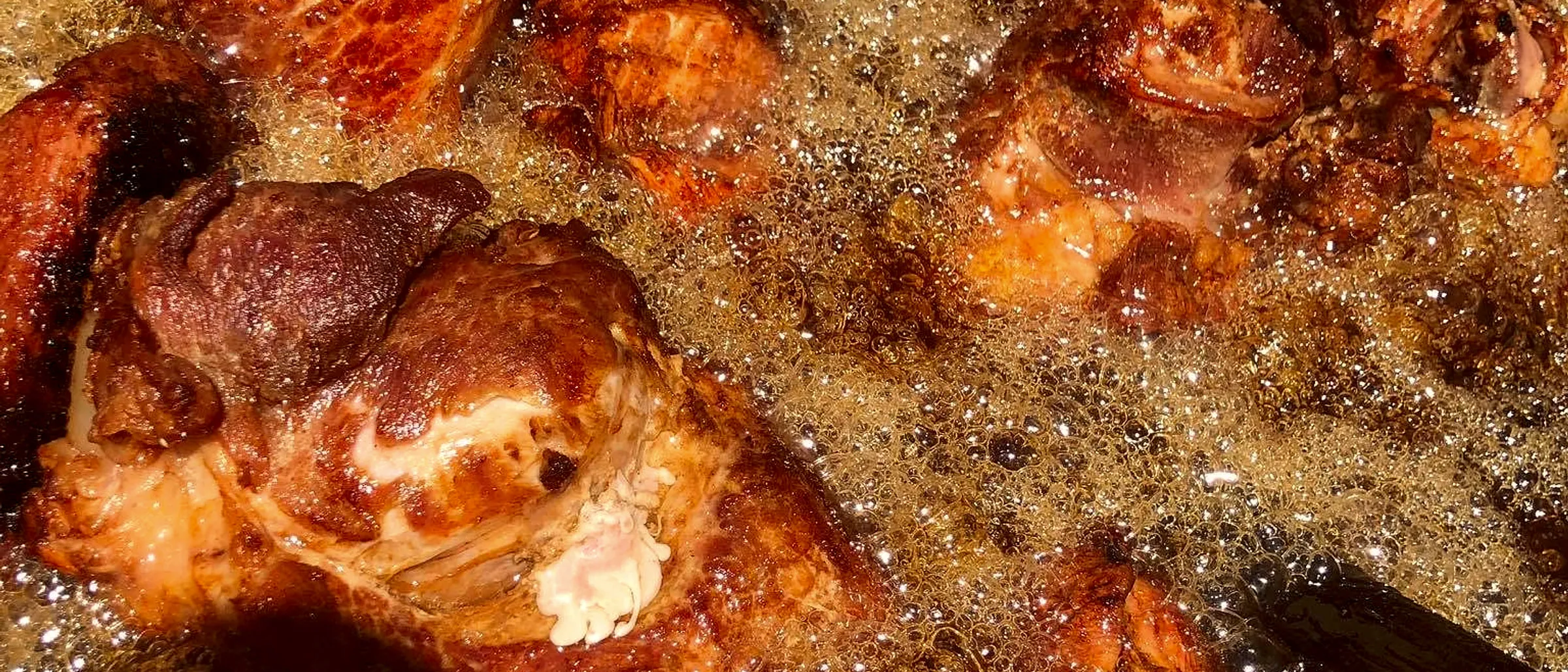 Carnitas fritas al cazo en San Luis Potosí — carne sellándose en manteca caliente