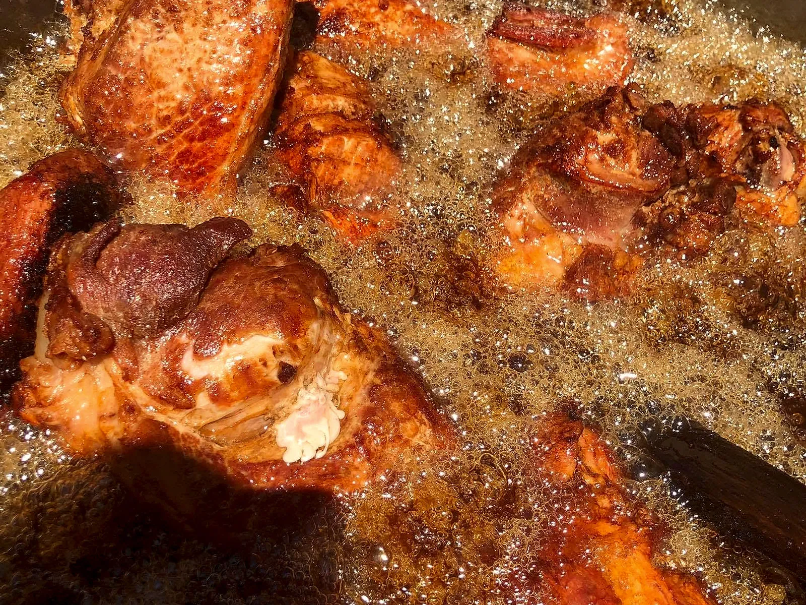 El cazo en acción, con la carne sellándose y el vapor visible